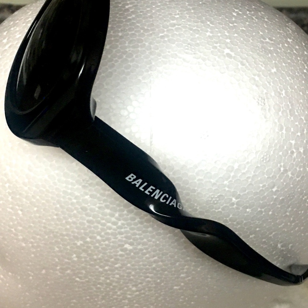 New BALENCIAGA Ladies black Sunglasses -       BB02085 w- twist on arms